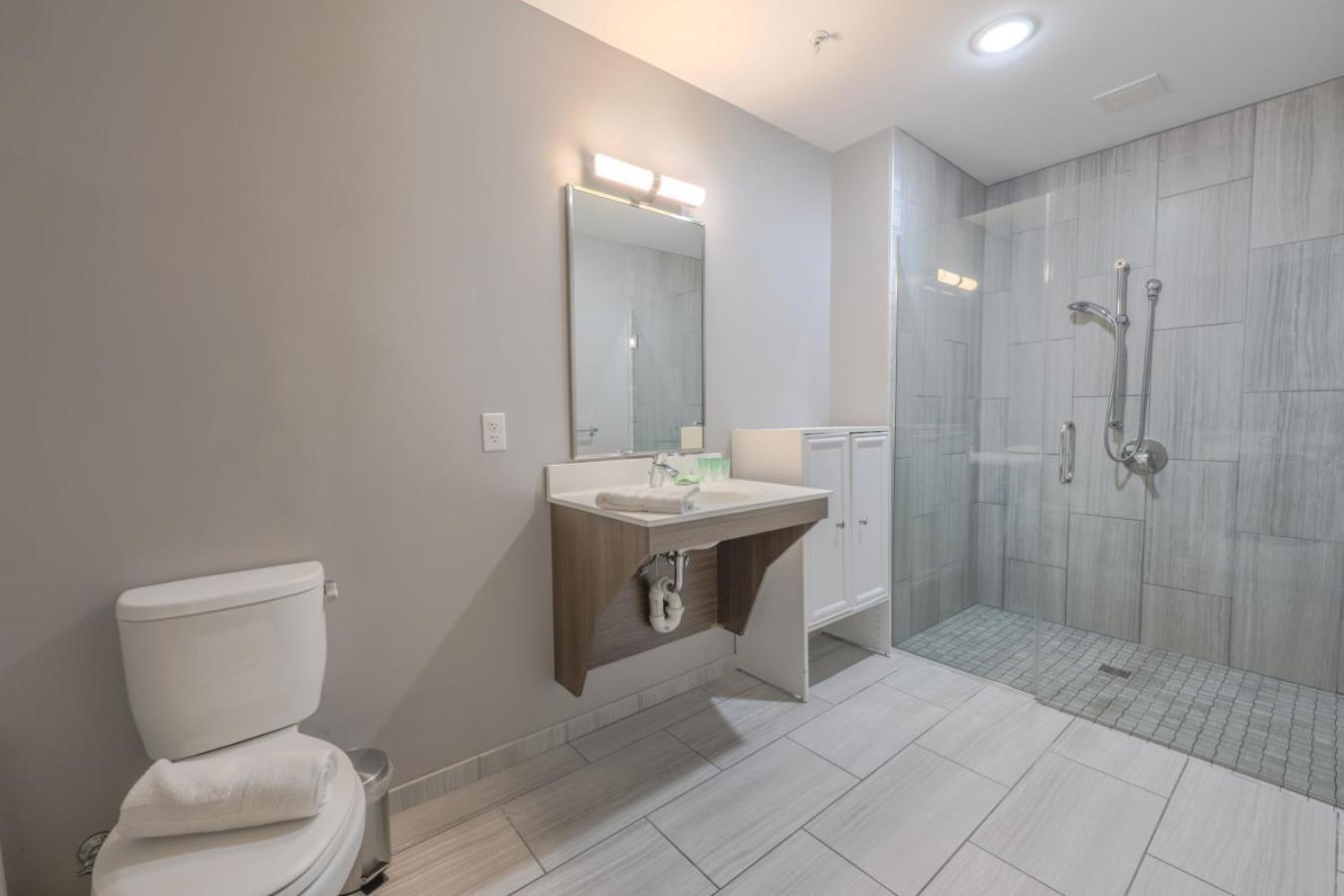Apartment Downtown Designer Keyless Washer And Dryer *